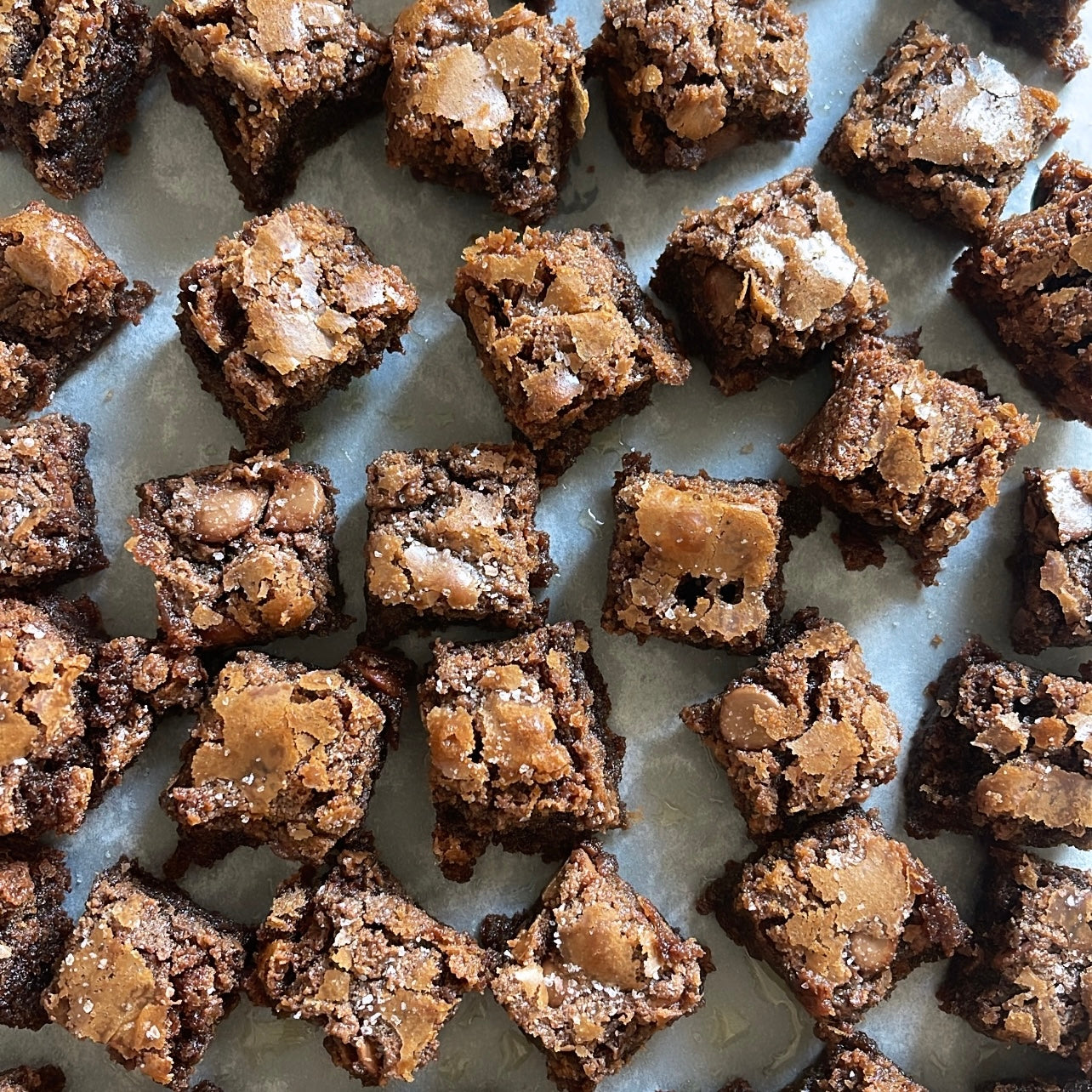 Large Brownies bucket براونيز الحجم الكبير